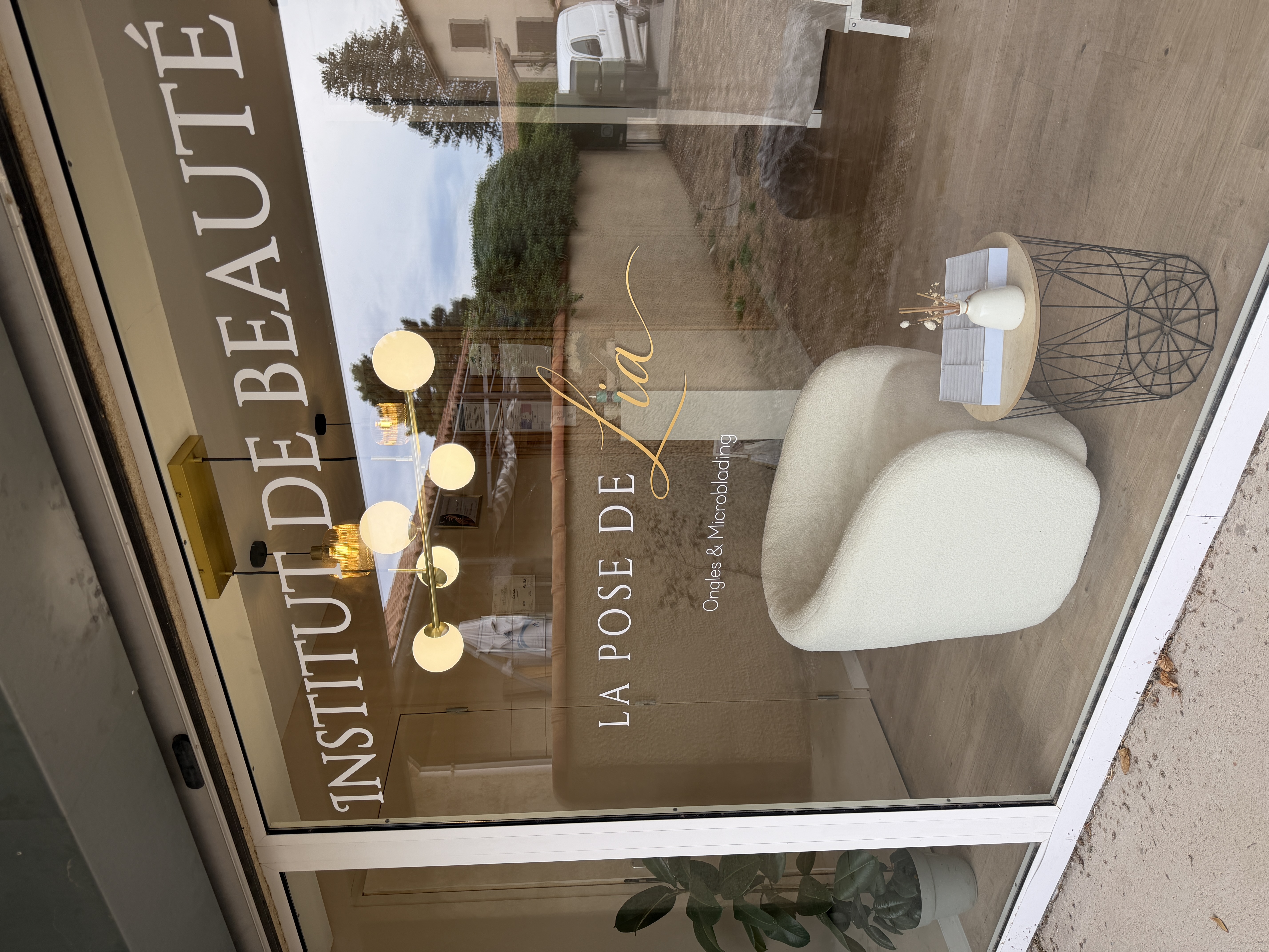 La vitrine de l’institut La Pose de Lia à La Roche-de-Glun